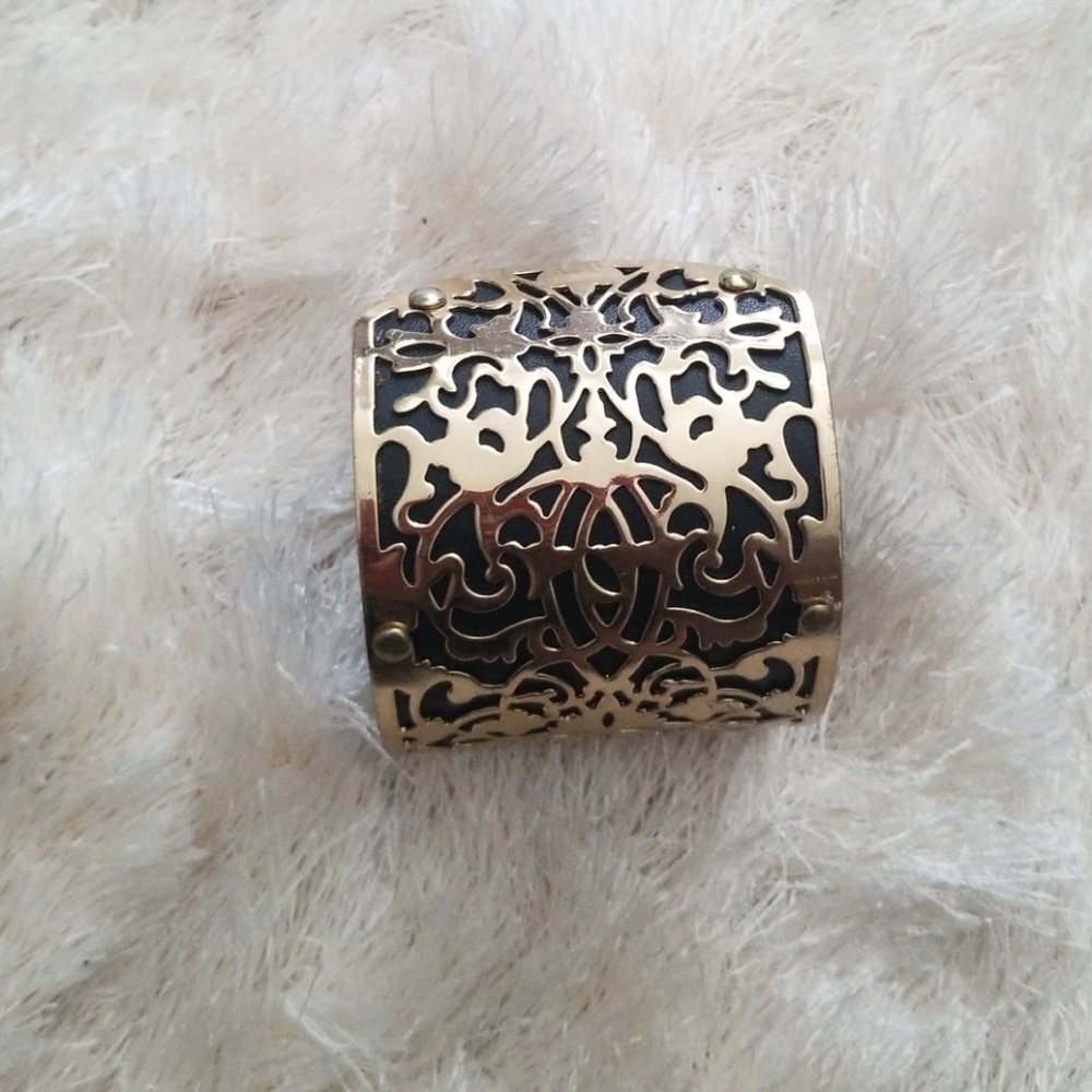 Gold cleopatra cuff bracelet